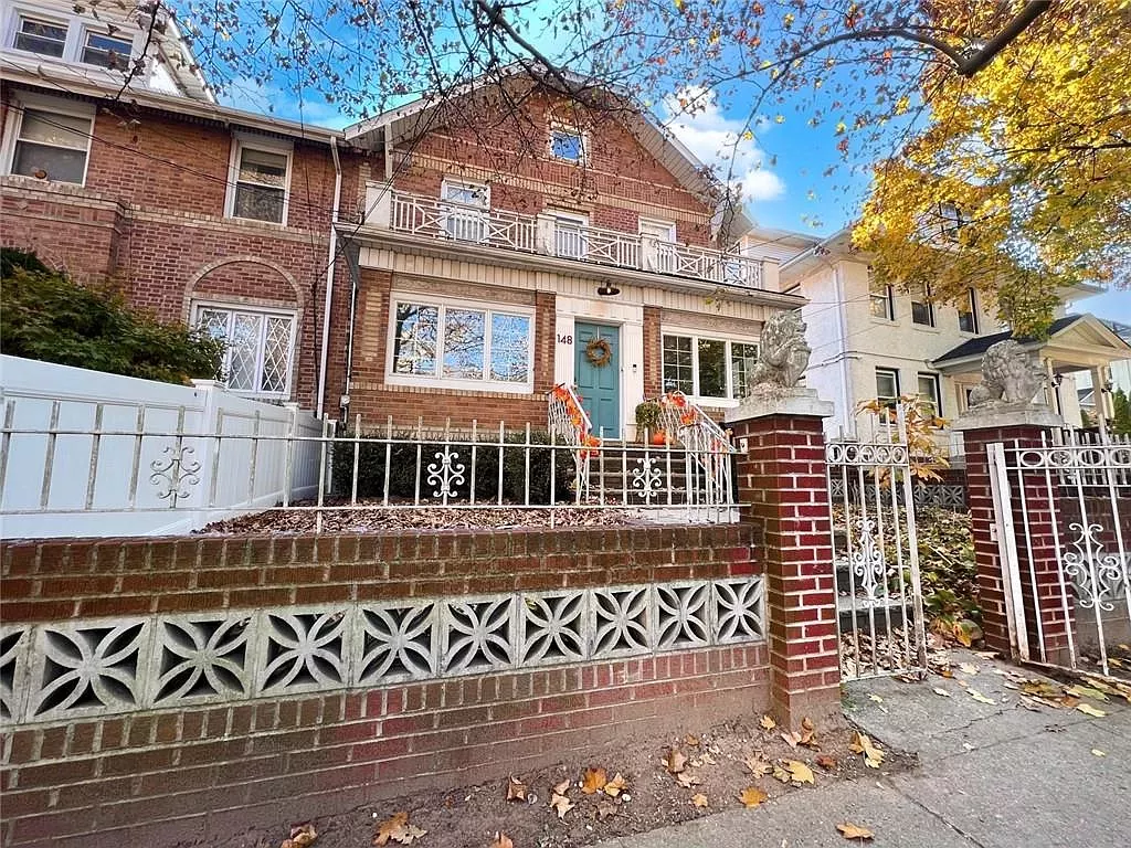 House for Sale in Ocean Breeze, NY Staten Island