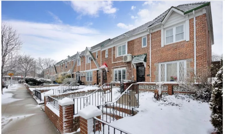 House for Sale in Queens Middle Village, NY